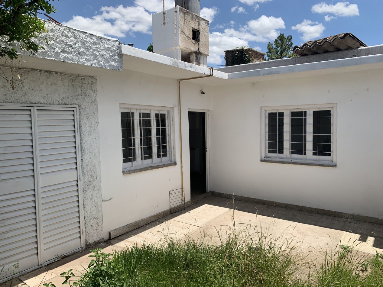 CASA 2 DORM - COCHERA - PATIO + LOCAL COMERCIAL - VENTA - EXCELENTE UBICACION