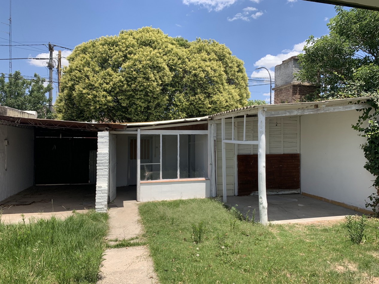 CASA 2 DORM - COCHERA - PATIO + LOCAL COMERCIAL - VENTA - EXCELENTE UBICACION