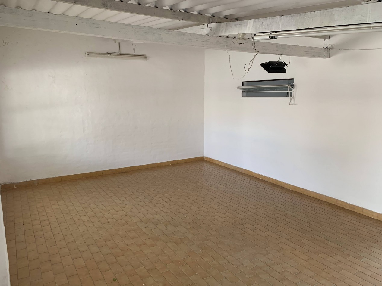 CASA 2 DORM - COCHERA - PATIO + LOCAL COMERCIAL - VENTA - EXCELENTE UBICACION