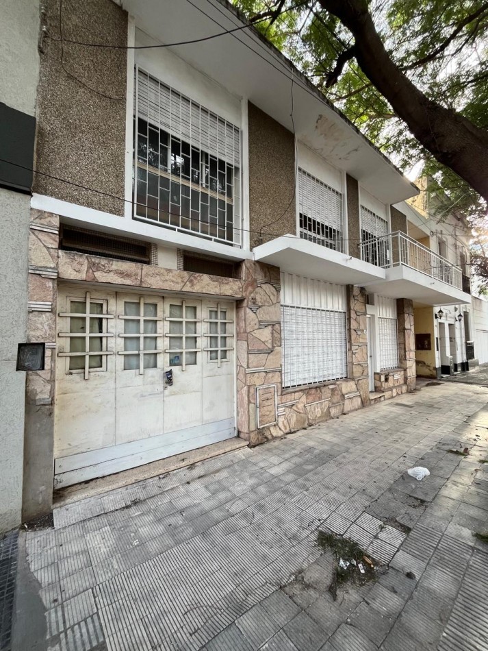 CASA AMPLIA B° COFICO - 4 DORMITORIOS - 2 BAÑOS - COCHERA - EN VENTA