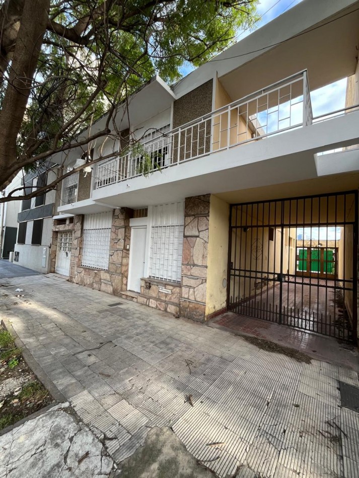 CASA AMPLIA B° COFICO - 4 DORMITORIOS - 2 BAÑOS - COCHERA - EN VENTA