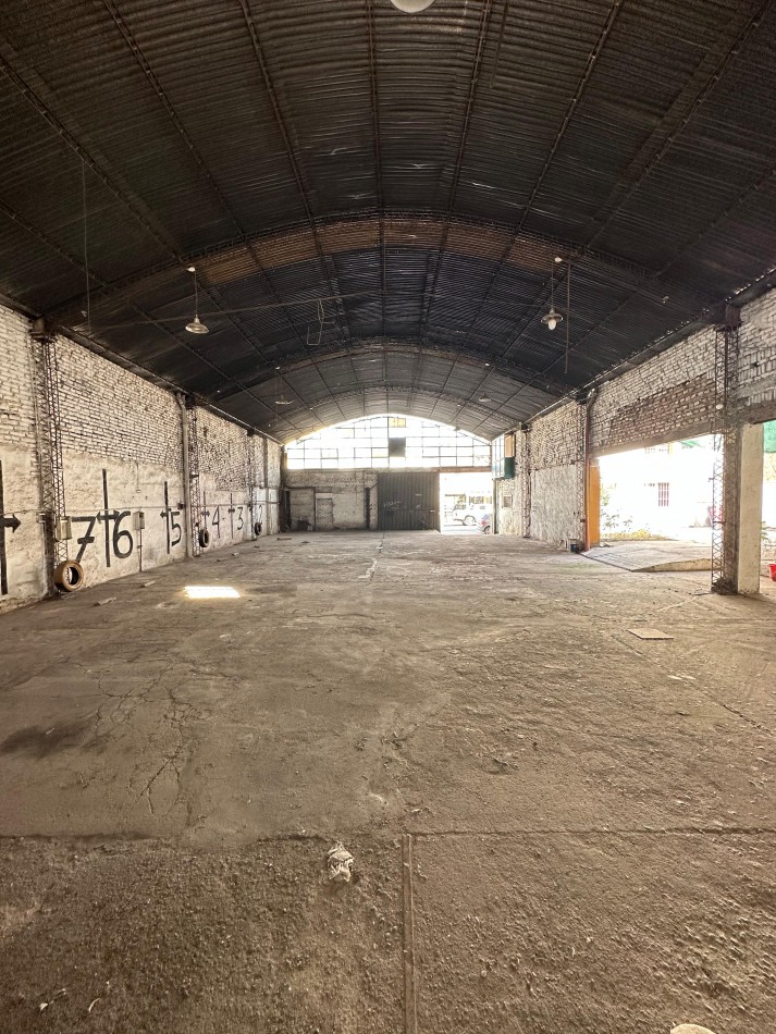 OPORTUNIDAD LOTE / GALPON EN VENTA B° ALBERDI - COCHERA O DESARROLLO INMOBILIARIO