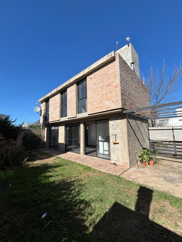 ESPECTACULAR DUPLEX BARRIO CERRADO LA CATALINA - 3 DORMITORIOS - 2 BAÑOS - APTO CREDITO