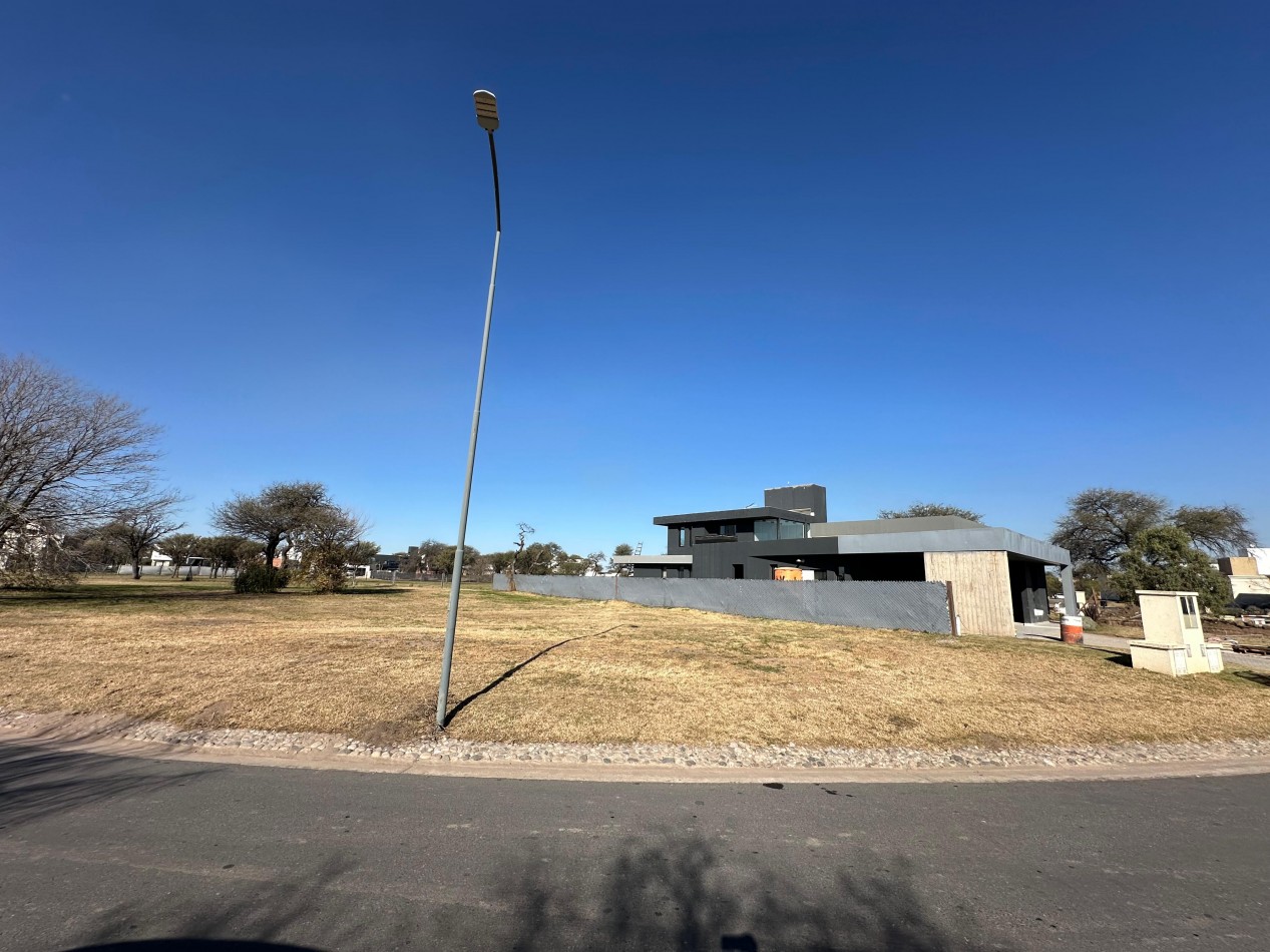 EXCLUSIVO LOTE EN BARRIO SIETE SOLES - 900M2 - SEGURIDAD 24HS - AMENITIES