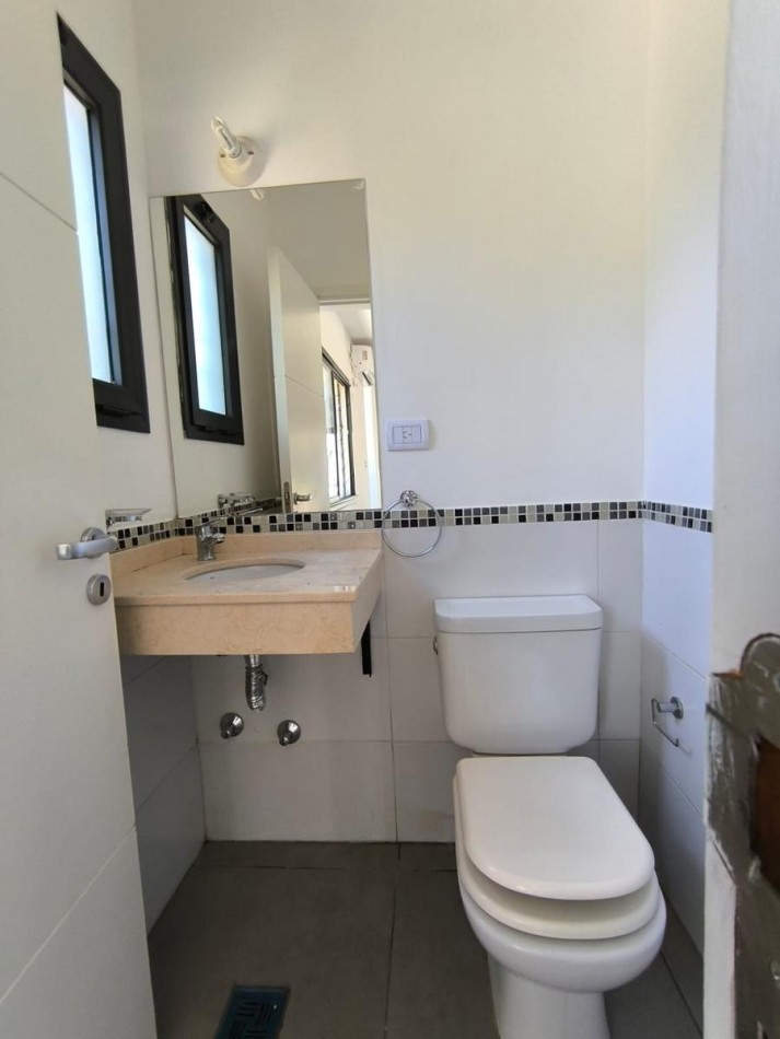 HERMOSA CASA EN HOUSING B° VILLA SAN ALFONSO - VILLA ALLENDE - 3 DORMITORIOS