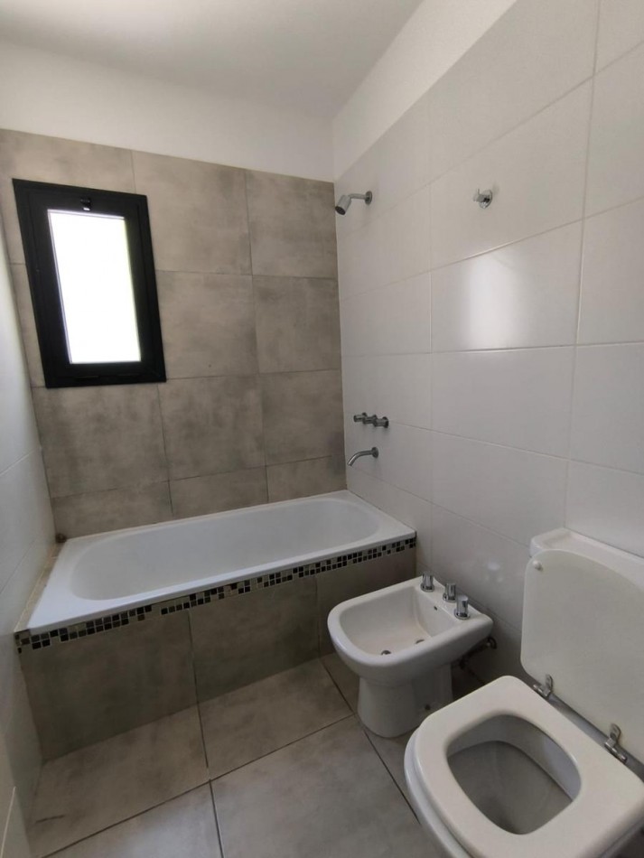 HERMOSA CASA EN HOUSING B° VILLA SAN ALFONSO - VILLA ALLENDE - 3 DORMITORIOS