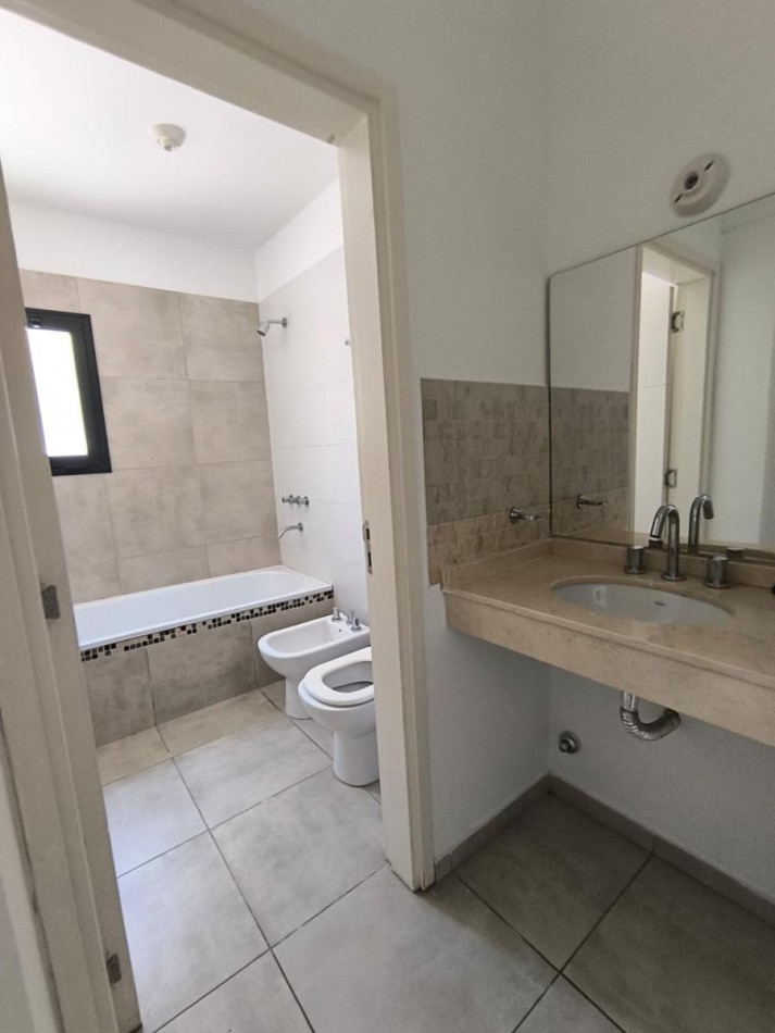 HERMOSA CASA EN HOUSING B° VILLA SAN ALFONSO - VILLA ALLENDE - 3 DORMITORIOS