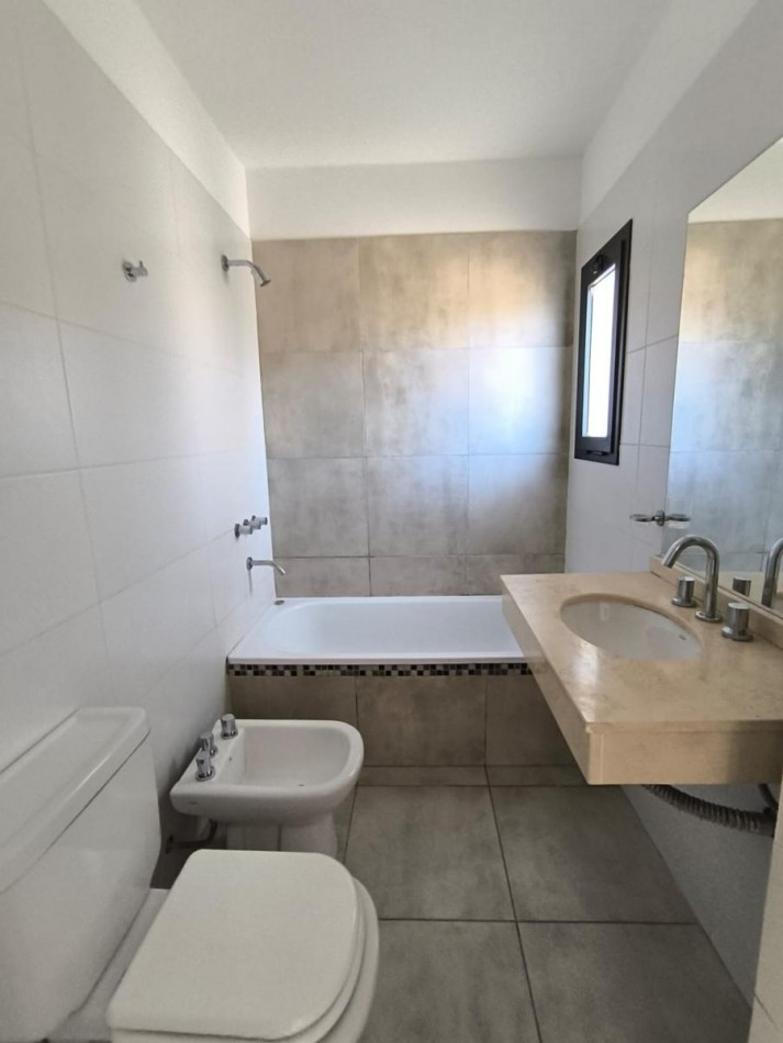 HERMOSA CASA EN HOUSING B° VILLA SAN ALFONSO - VILLA ALLENDE - 3 DORMITORIOS