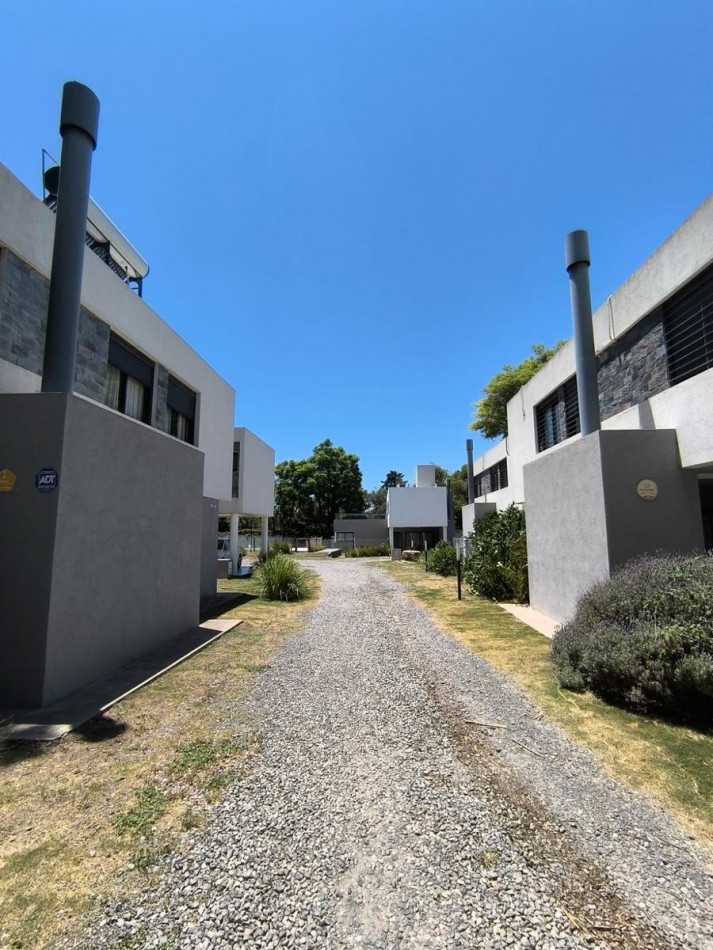HERMOSA CASA EN HOUSING B° VILLA SAN ALFONSO - VILLA ALLENDE - 3 DORMITORIOS