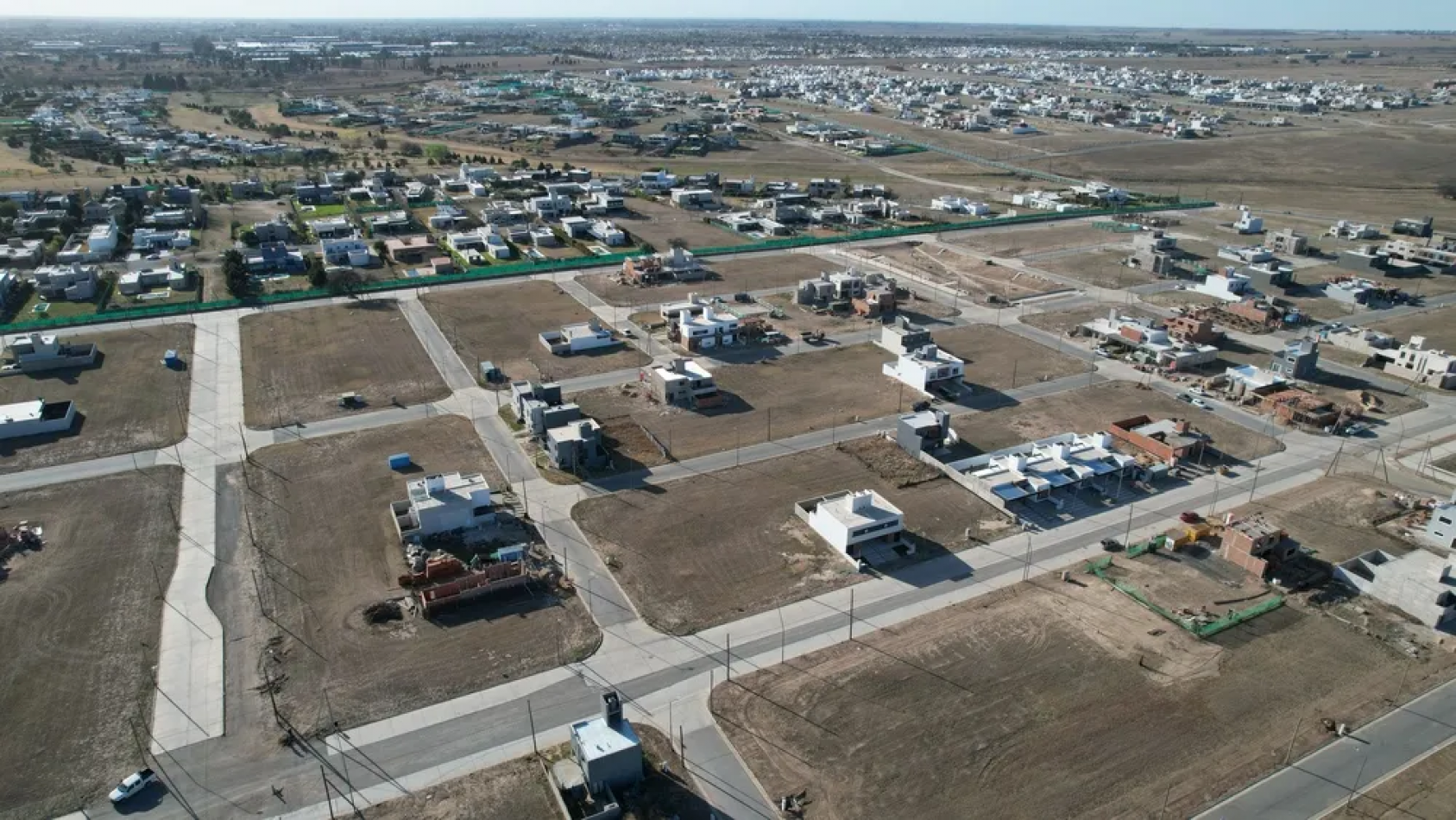 LOTE EN VENTA EN QUEBRADAS DE MANANTIALES 258M2 SEGURIDAD 24HS APTO DUPLEX