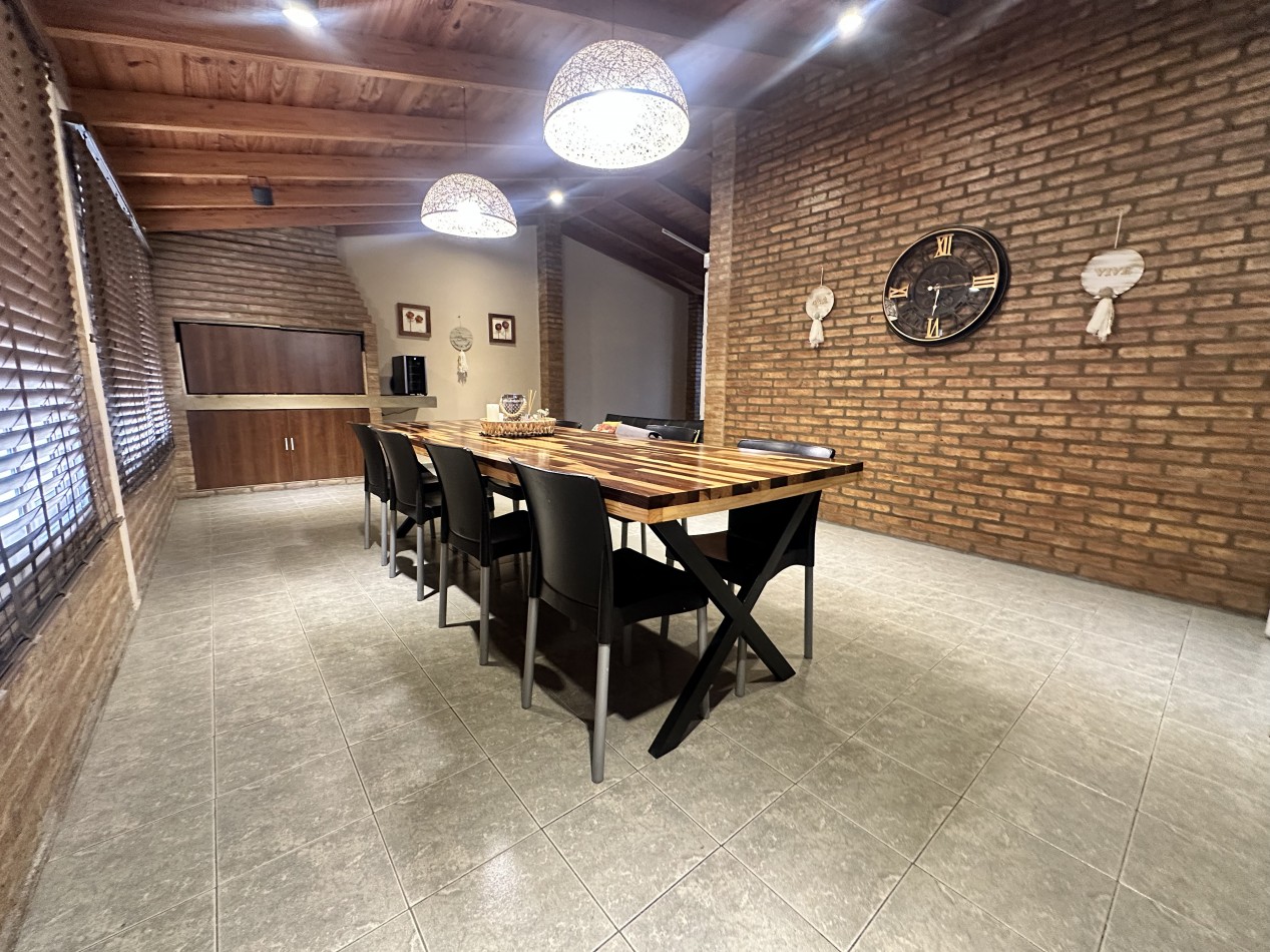 Casa en venta en Alto Alberdi - 3 dormitorios, patio con pileta y cochera doble