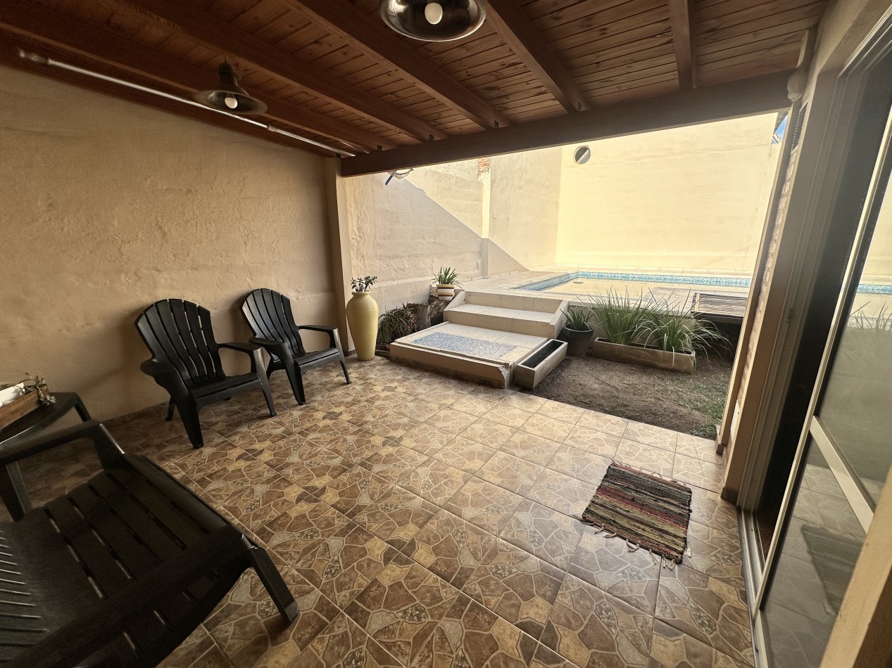 Casa en venta en Alto Alberdi - 3 dormitorios, patio con pileta y cochera doble