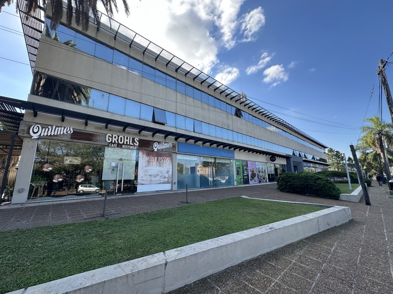 Local comercial en venta en Las Rosas Plaza - 120 m² con cochera - Escobar Cerro de las Rosas