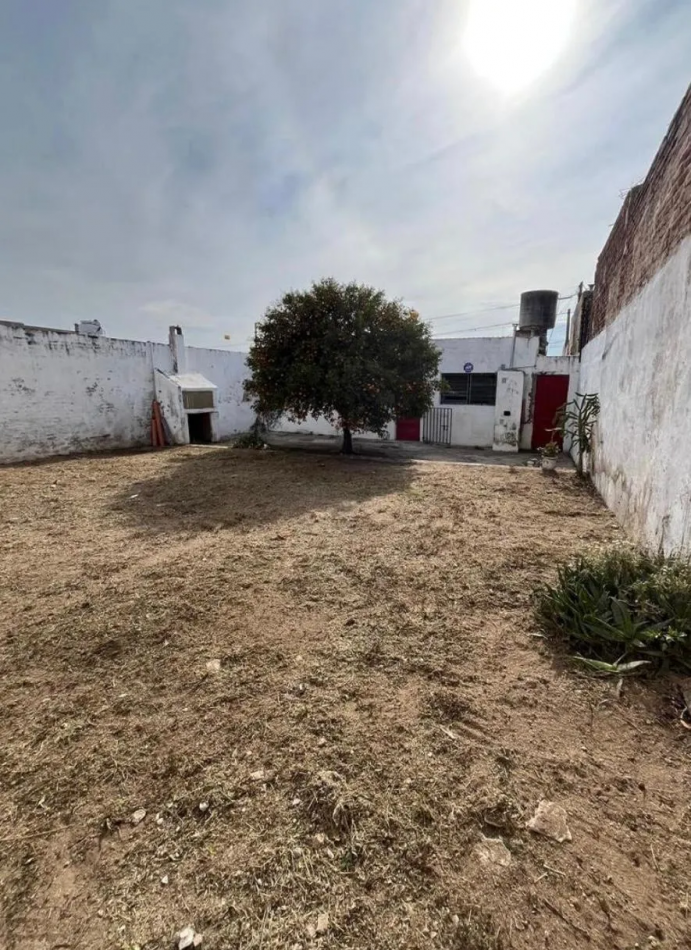 Casa en venta 3 dormitorios con patio y asador - B° Caceres - A metros de Guemes