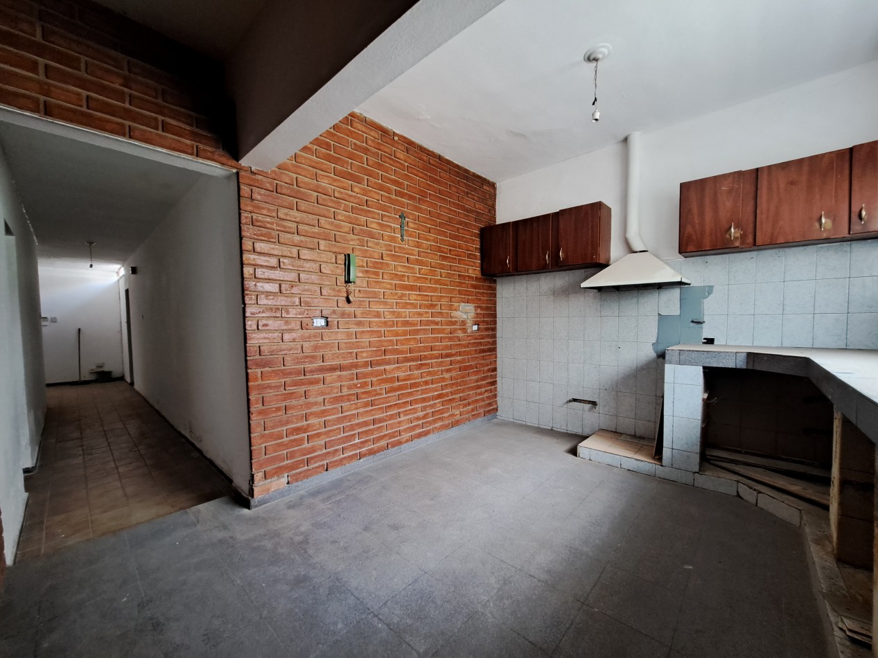 Casa en venta 3 dormitorios con patio y asador - B° Caceres - A metros de Guemes