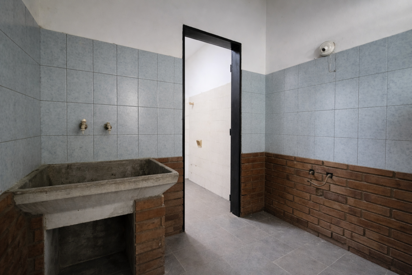 Casa en venta 3 dormitorios con patio y asador - B° Caceres - A metros de Guemes