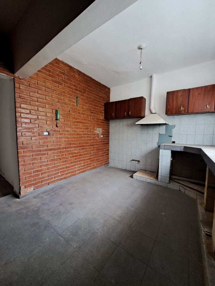 Casa en venta 3 dormitorios con patio y asador - B° Caceres - A metros de Guemes