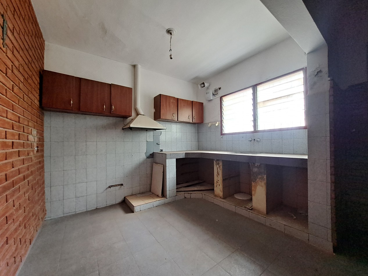 Casa en venta 3 dormitorios con patio y asador - B° Caceres - A metros de Guemes