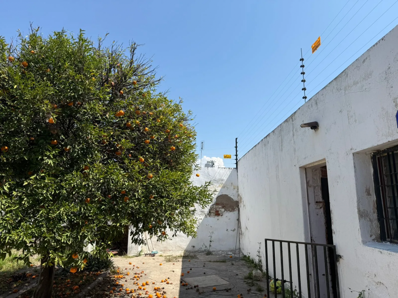 Casa en venta 3 dormitorios con patio y asador - B° Caceres - A metros de Guemes