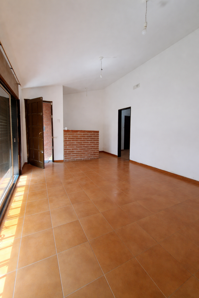 Casa en venta 3 dormitorios con patio y asador - B° Caceres - A metros de Guemes